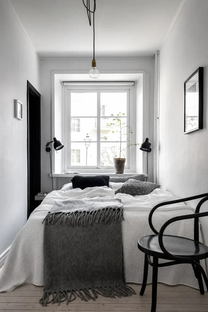 A Bare Bulb That Steals the Whole Room