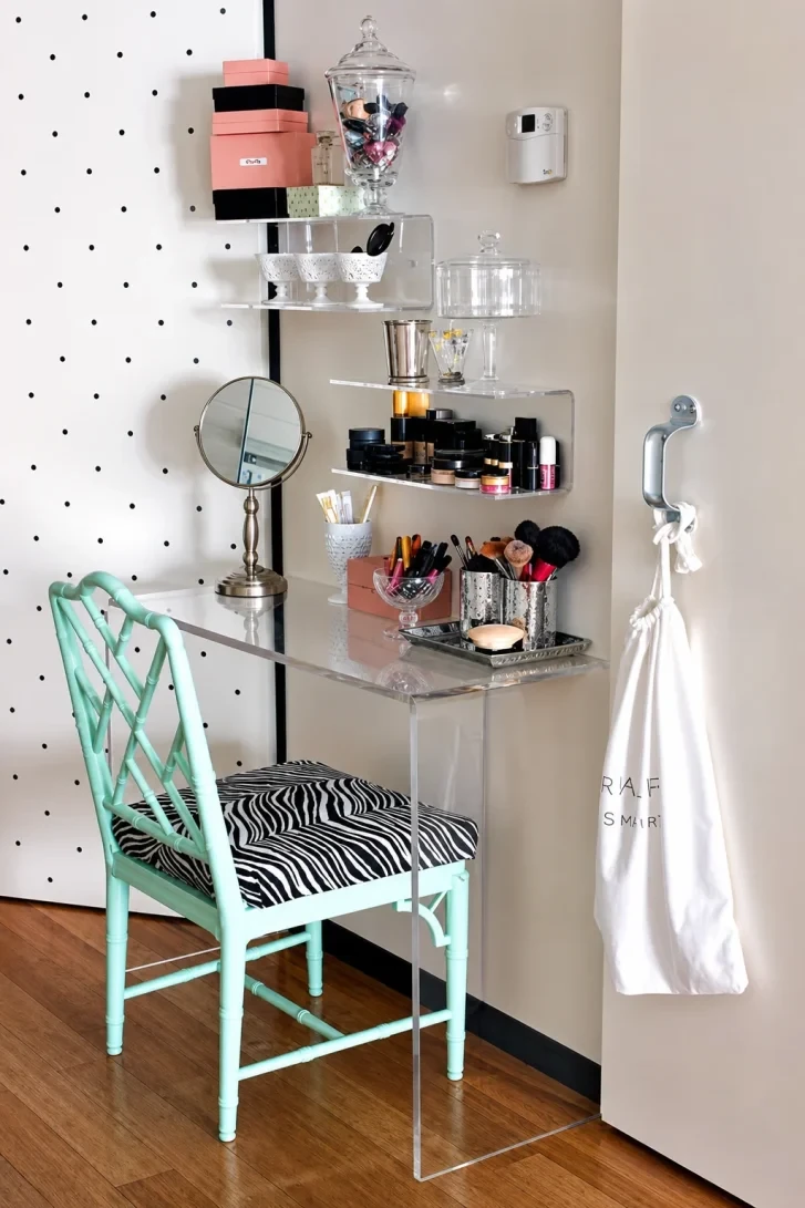 Acrylic Vanity Makes a Tiny Corner Disappear