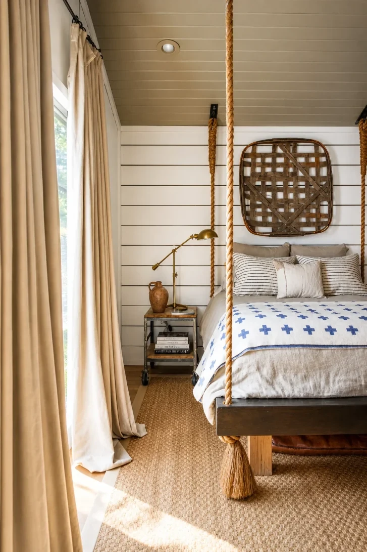Thick Rope Suspends the Entire Bed From Above